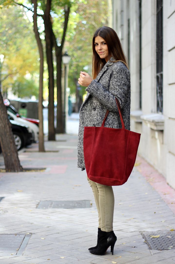 street_style-burgundy-oversize_coat-trendytaste