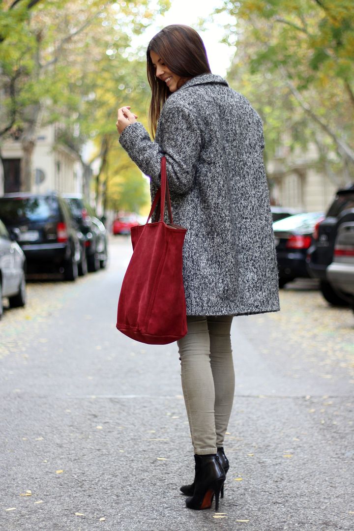 street_style-burgundy-oversize_coat-trendytaste