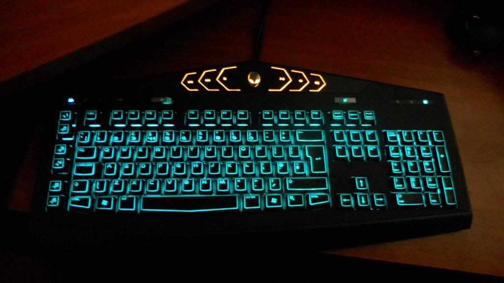 09-alienware-tactx-keyboard-illuminating-more-colors_zps4113b04b.jpg