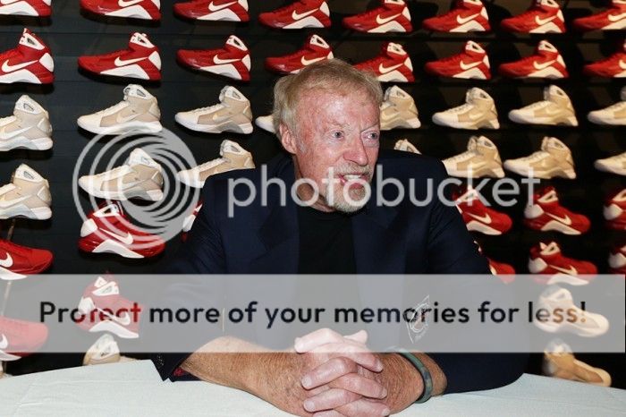  photo phil-knight-stepping-down-as-Nike-CEO-700x466_zpsz14xvyww.jpg